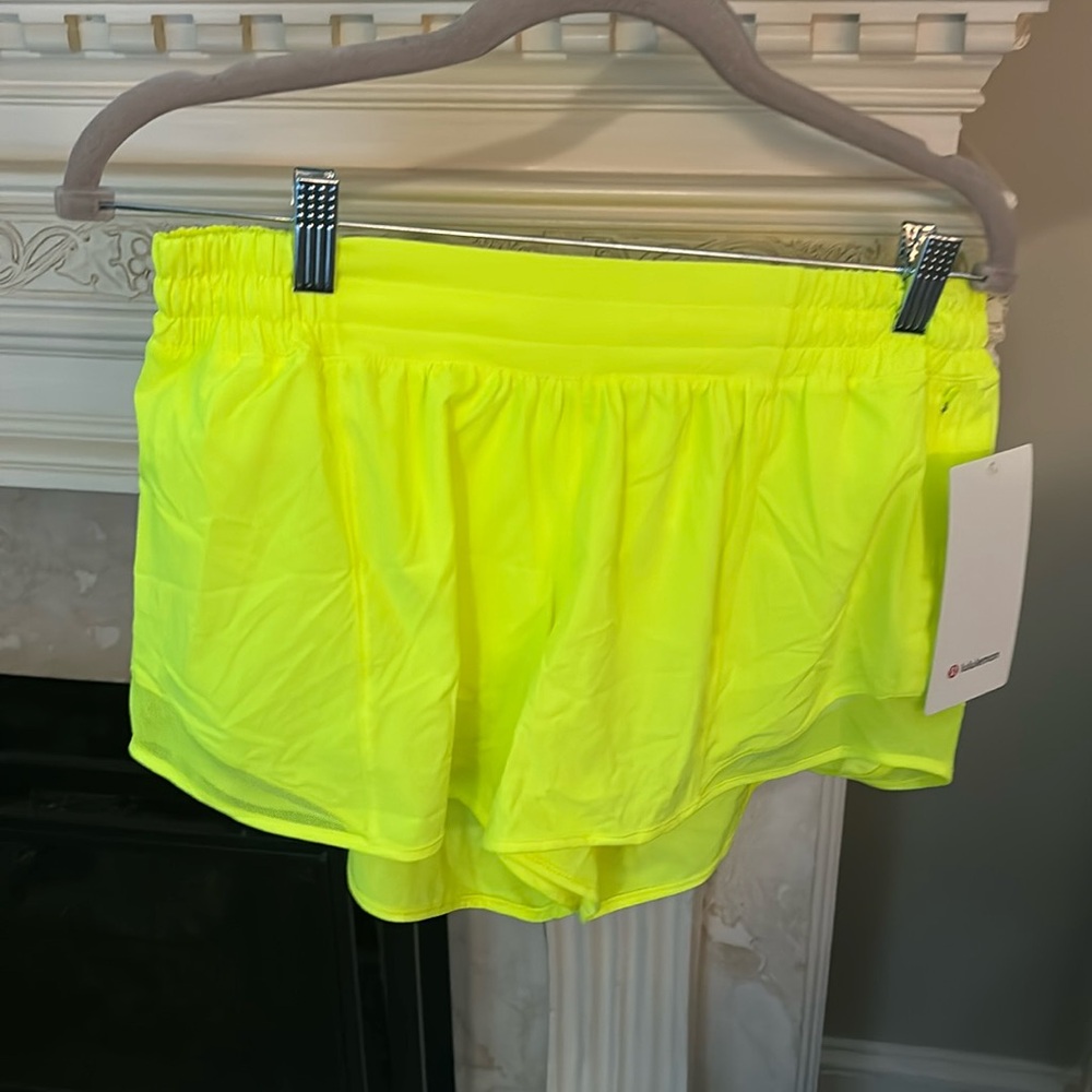 Lululemon Hotty Hot Short 4 inch lined